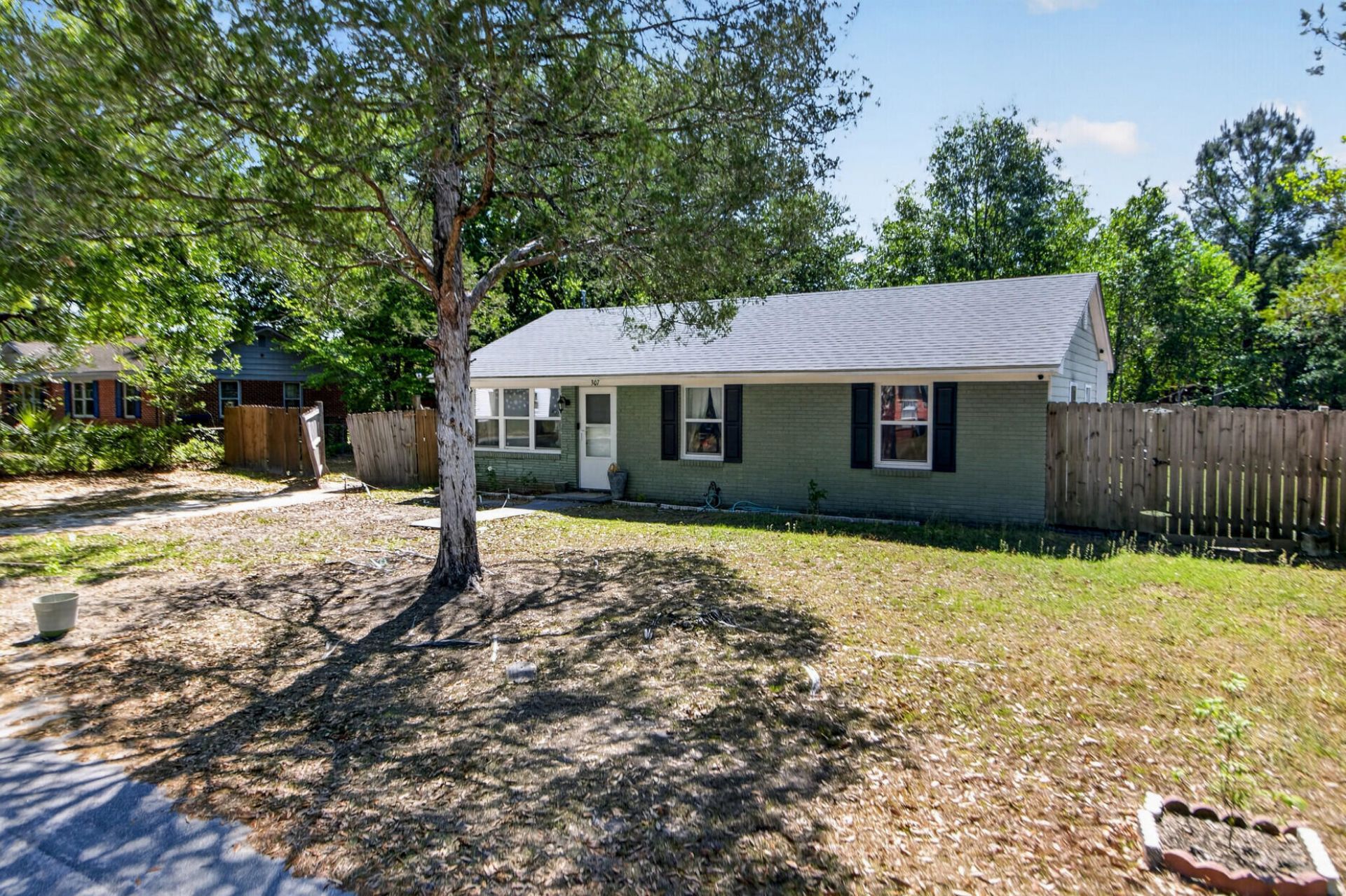 307 Thompson Street Photo 4