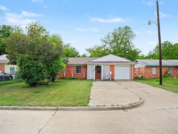 813 32nd Street , Grand Prairie, TX 75050