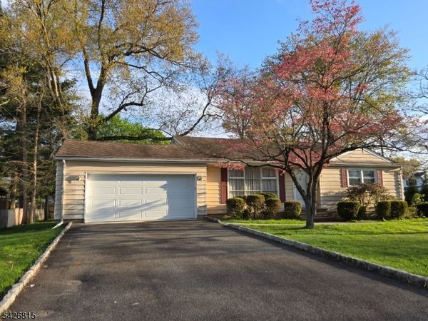 11 White Birch Ave, Pequannock, NJ 07444