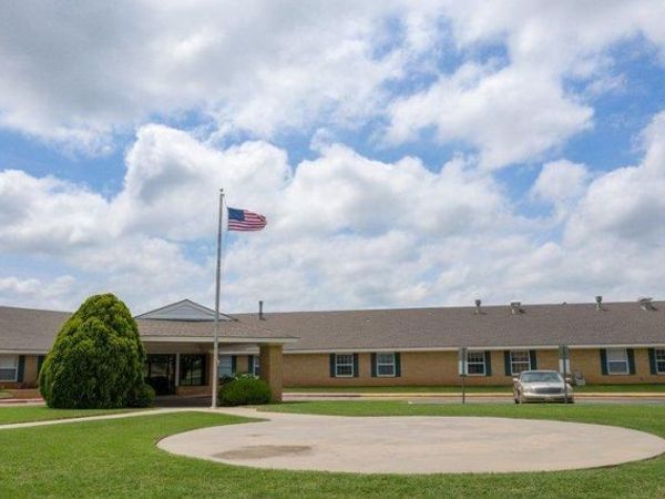 3200 Hayes , Clinton, OK 73601