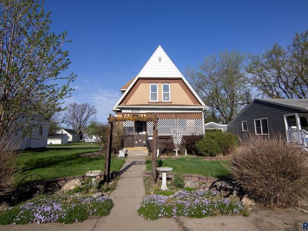 307 S 1st St, Beresford, SD 57004