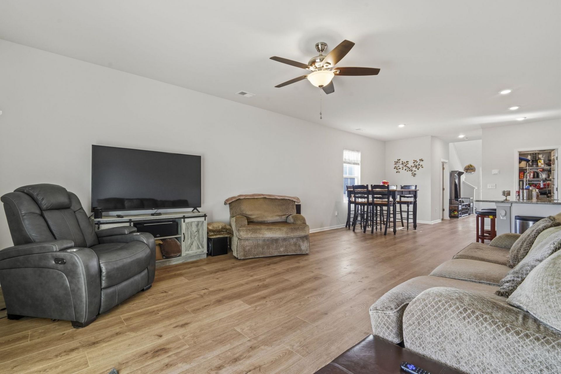 1100 Saltgrass Way Photo 2