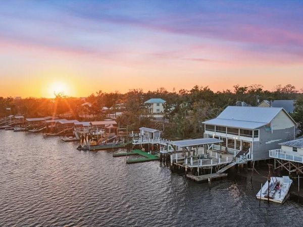 618 SE Riverside Dr, Steinhatchee, FL 32359