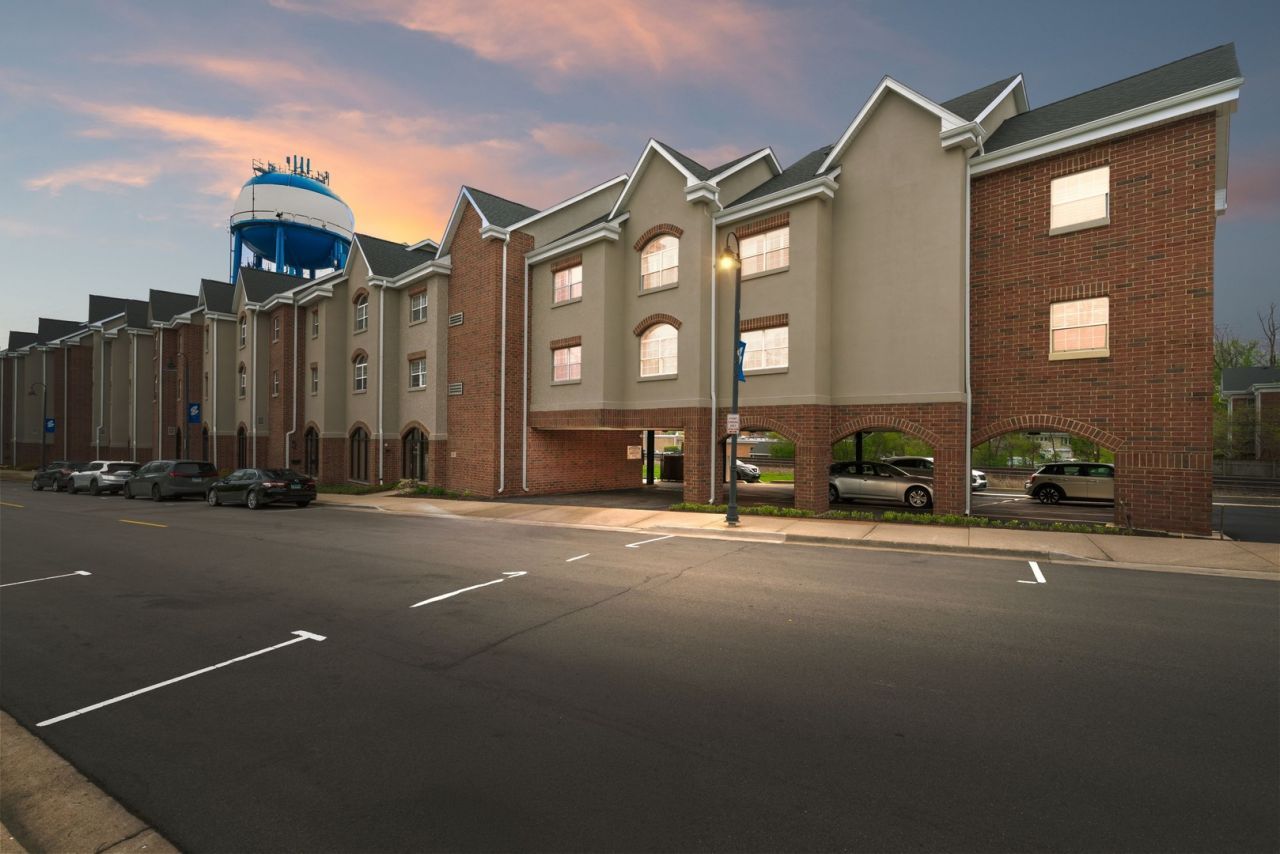 245 Burlington Avenue , Clarendon Hills, IL 60514