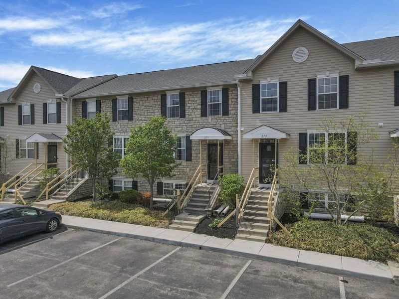 271 Oxford Oak Drive, Blacklick, OH 43004 Photo 2