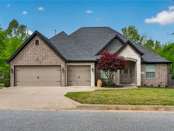 1801 N Candleshoe Drive, Fayetteville, AR 72701
