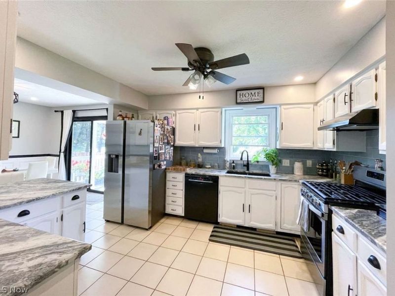 229 Old Oak Drive, Cortland, OH 44410 Photo 12