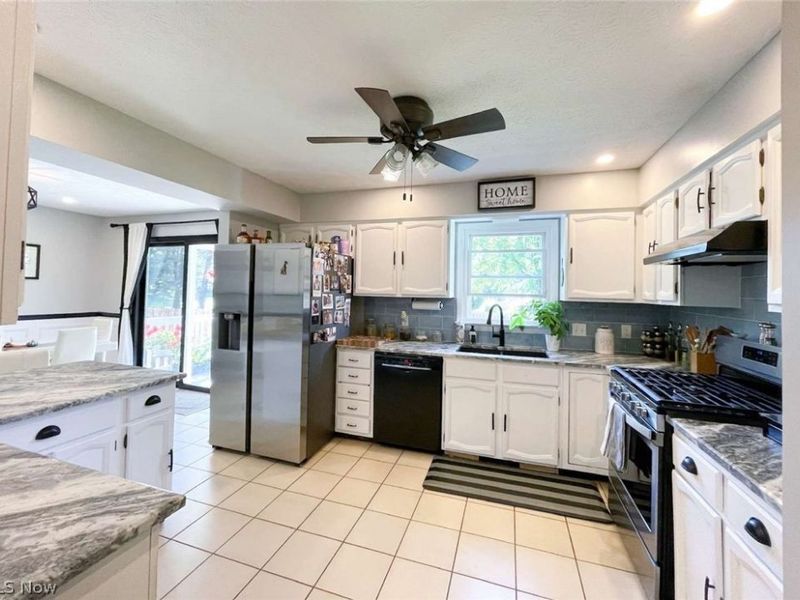 229 Old Oak Drive, Cortland, OH 44410 Photo 13