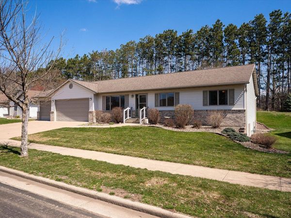 705 Pine Cone Pl, Holmen, WI 54636