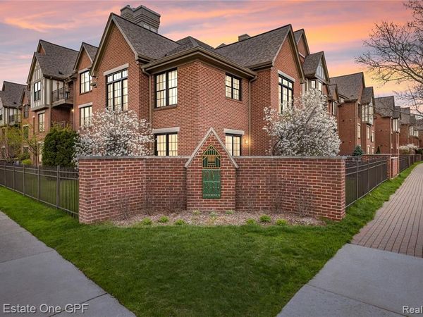 12 Pointe Park Place, Grosse Pointe Park, MI 48230