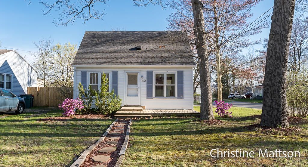 1889 Manor Drive, Norton Shores, MI 49441 Main Photo