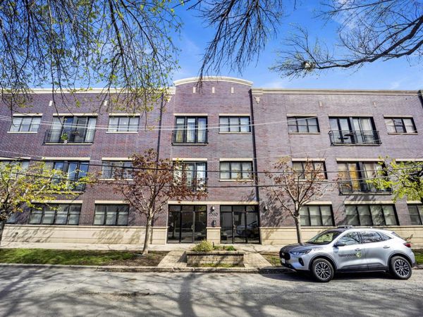 2310 W NELSON Street, Unit 102, Chicago, IL 60618