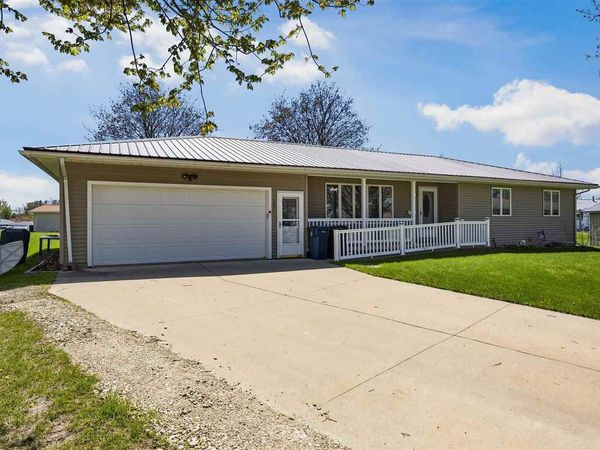 103 Bel Aire Ct, Tipton, IA 52772