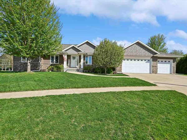910 Aster Ct, Fairfax, IA 52228
