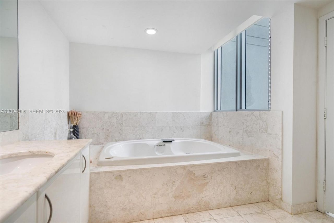 1331 Brickell Bay Dr, Unit 302, Miami, FL 33131 Photo