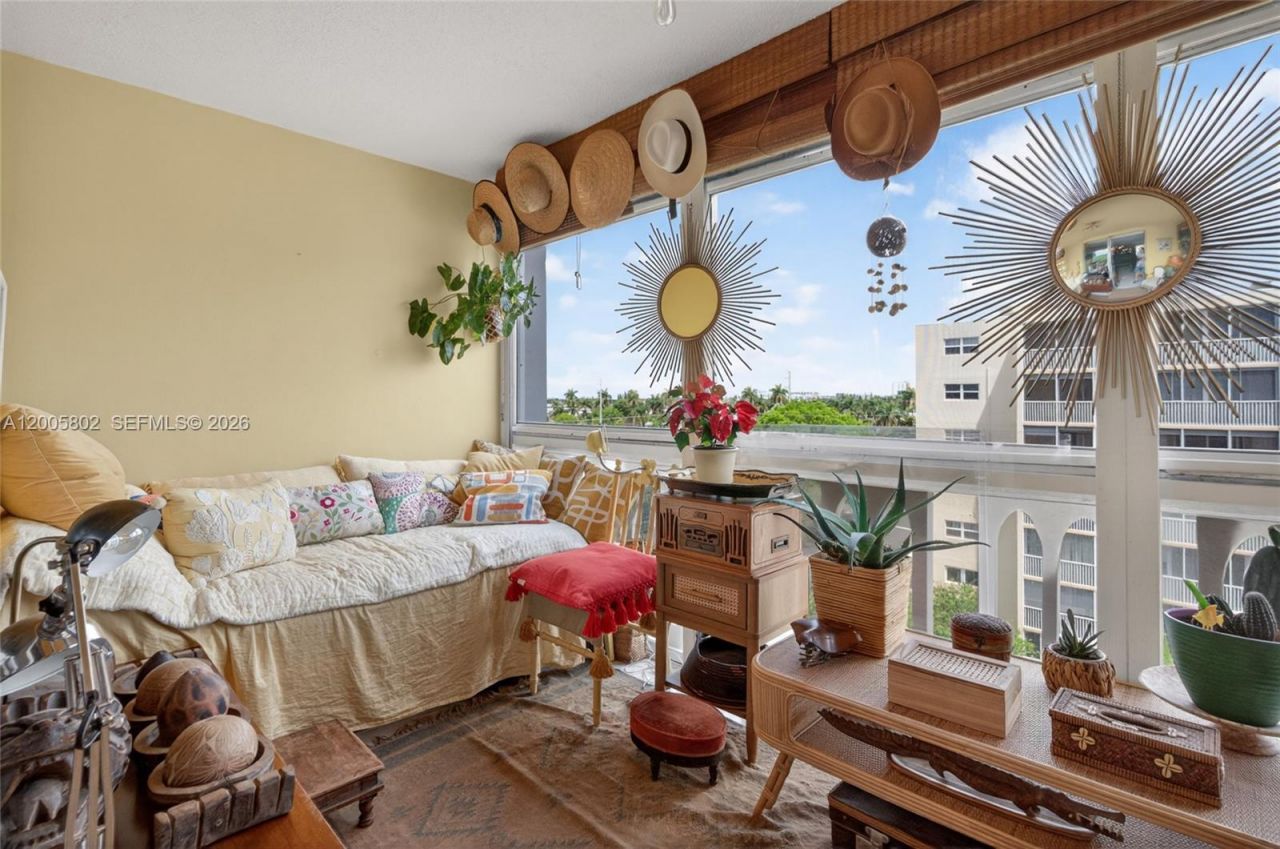 610 NE 12th Ave , Unit 602, Hallandale Beach, FL 33009 Photo