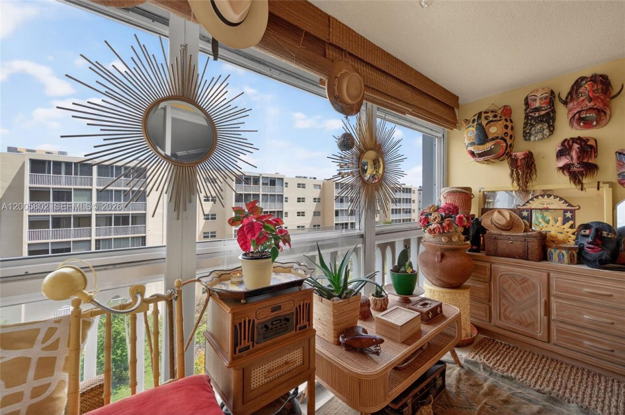 610 NE 12th Ave , Unit 602, Hallandale Beach, FL 33009 Photo