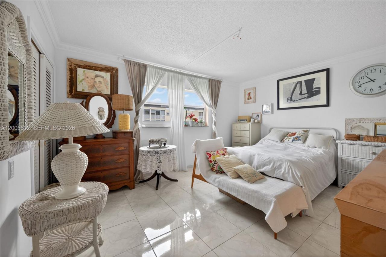 610 NE 12th Ave , Unit 602, Hallandale Beach, FL 33009 Photo