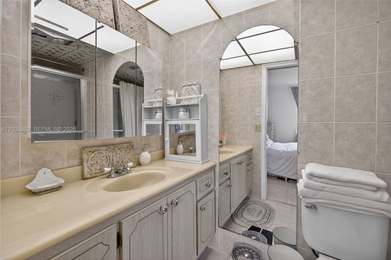 610 NE 12th Ave , Unit 602, Hallandale Beach, FL 33009 Photo