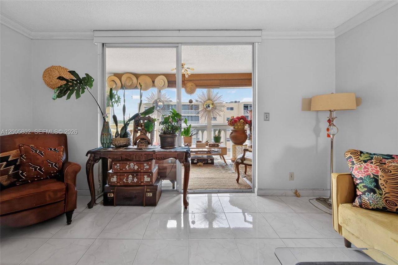 610 NE 12th Ave , Unit 602, Hallandale Beach, FL 33009 Photo