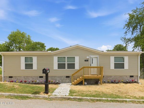 222 NW Virginia Ave, Harriman, TN 37748