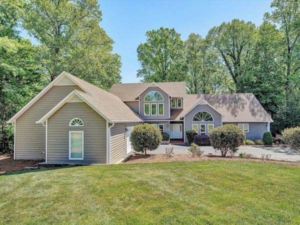 25 Findlay CIR , Penhook, VA 24137