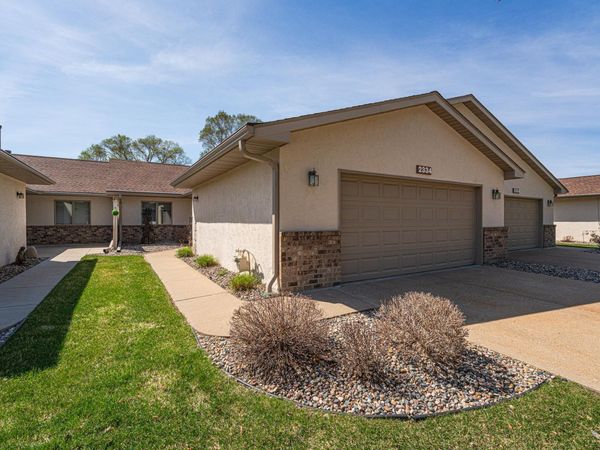 2334 Pinewood Drive , Shakopee, MN 55379