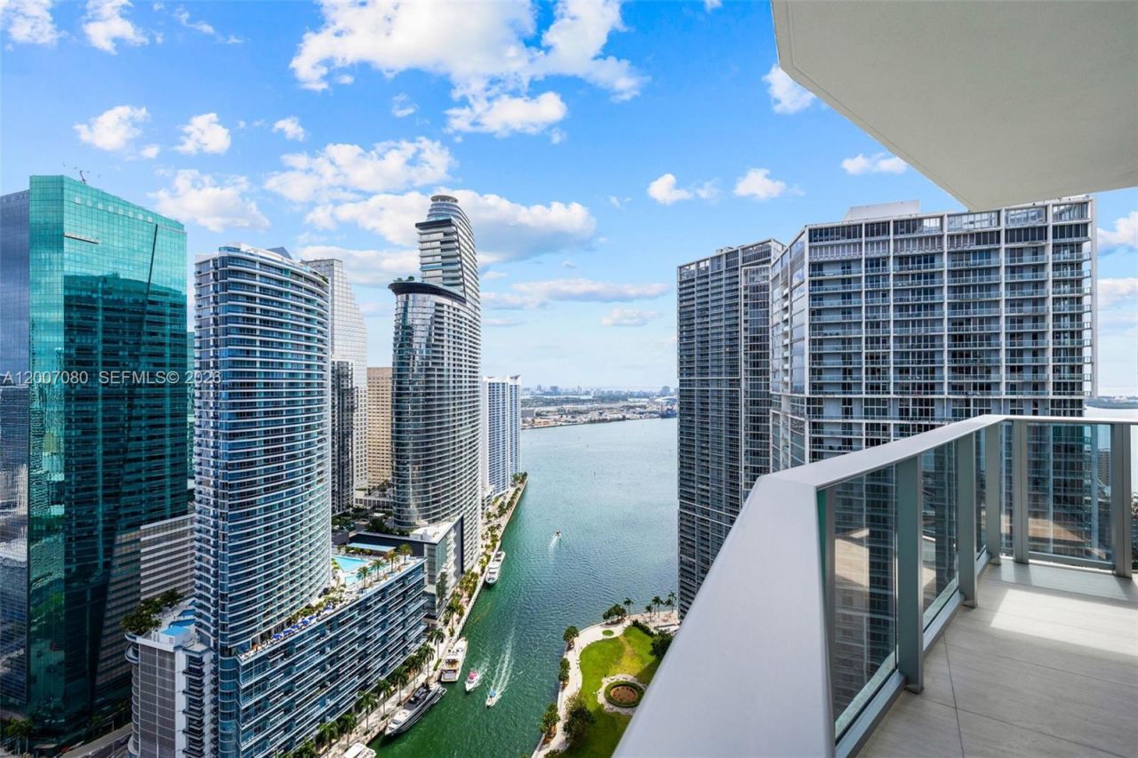 77 SE 5th St, Unit PH01, Miami, FL 33131 Photo