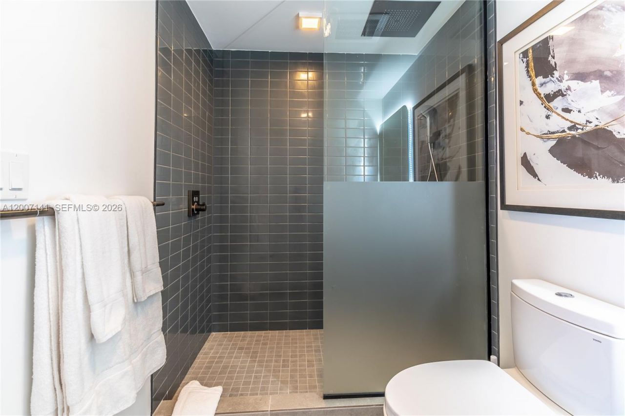 227 NE 2nd St , Unit 2004, Miami, FL 33132 Photo