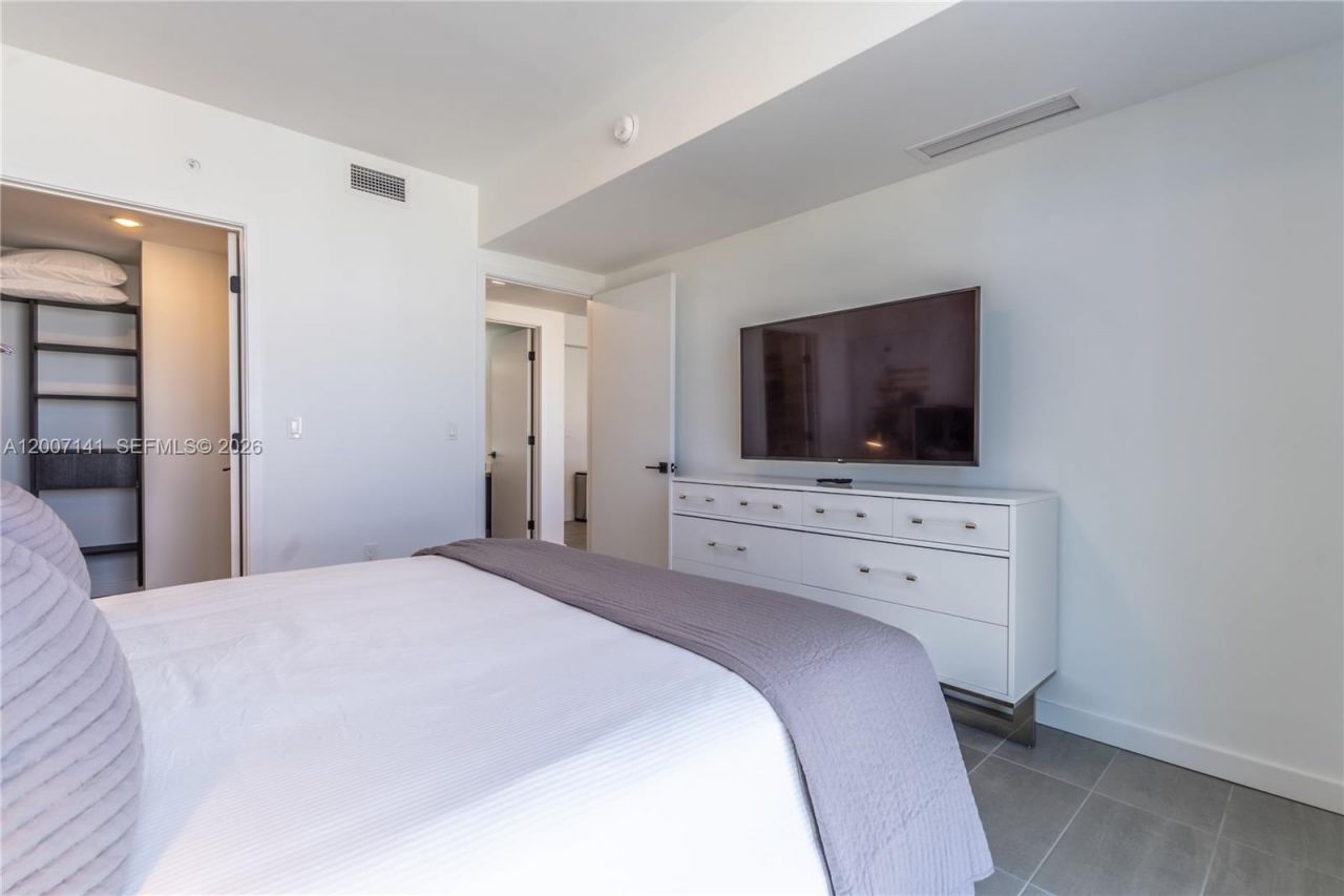 227 NE 2nd St , Unit 2004, Miami, FL 33132 Photo