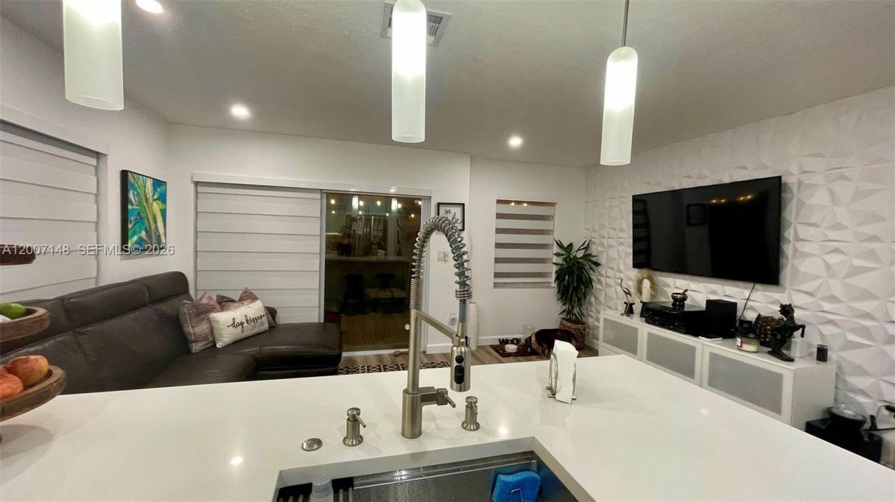 1149 NW 126th Pl, Miami, FL 33182 Photo