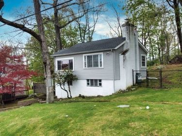36 Wildwood Shores Dr, Hopatcong, NJ 07843