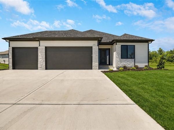 216 SW Chelmsford Drive, Blue Springs, MO 64014