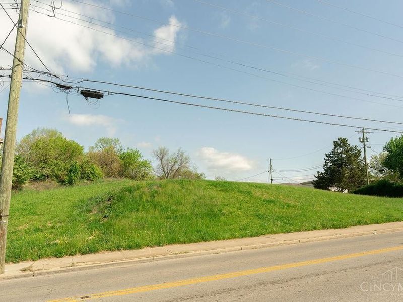 38 Clinton Springs Avenue, Cincinnati, OH 45217 Photo 3