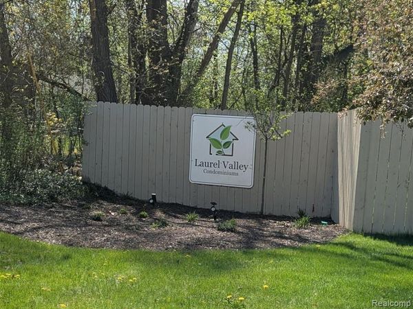 1390 Laurel Valley Drive , Waterford Twp, MI 48327