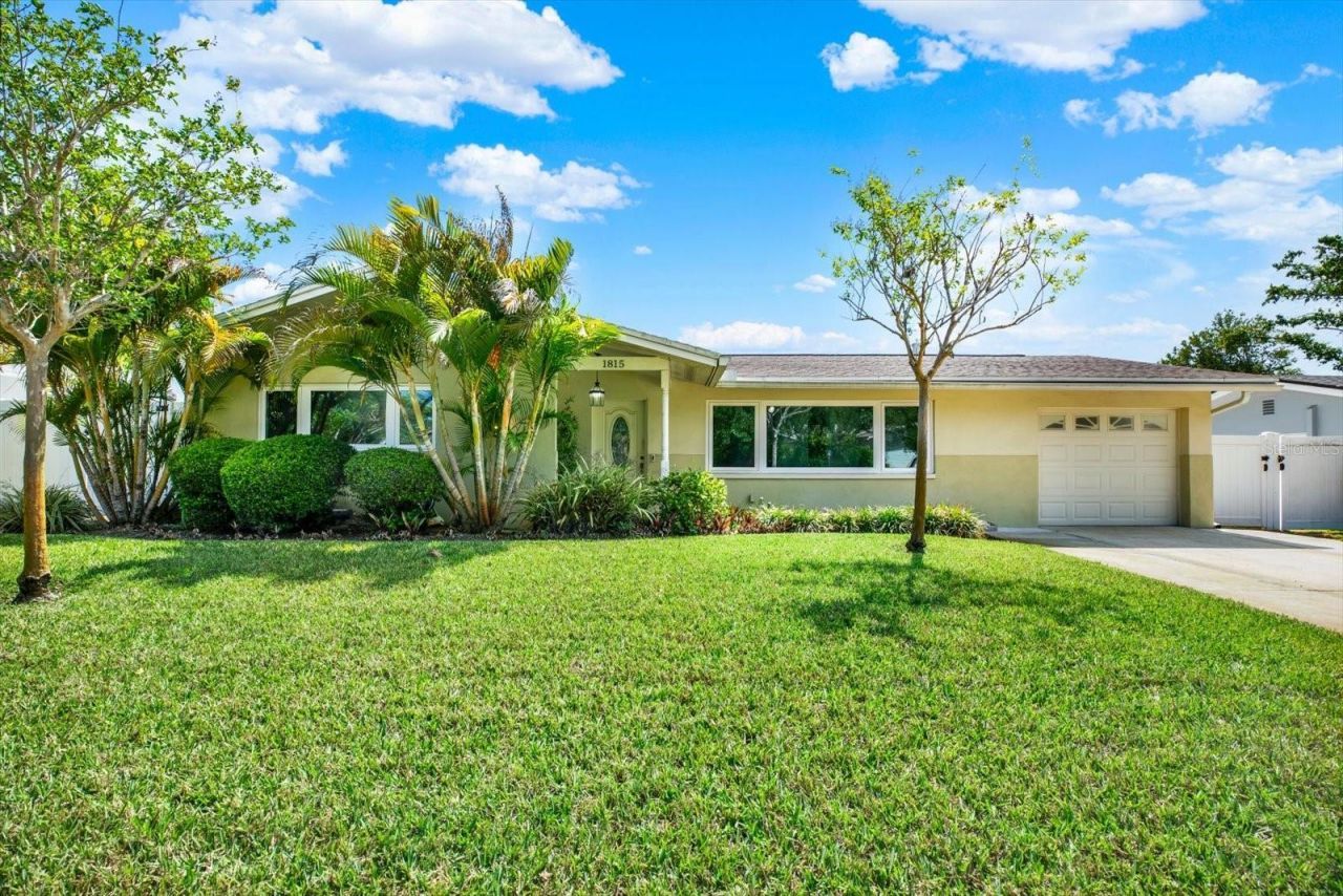1815 Chateau Drive E, Clearwater, FL 33756 Main Photo
