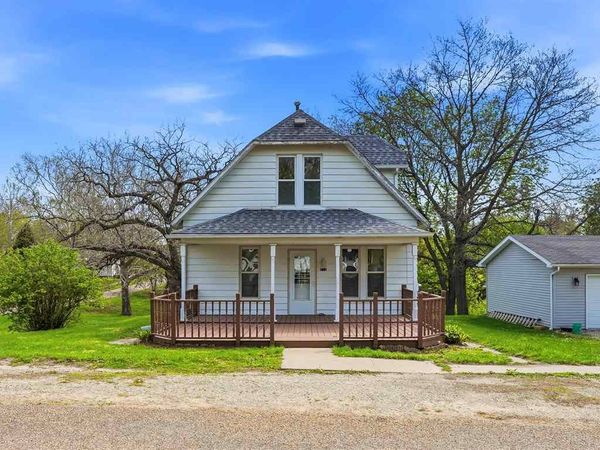 712 10th Ave, Wellman, IA 52356