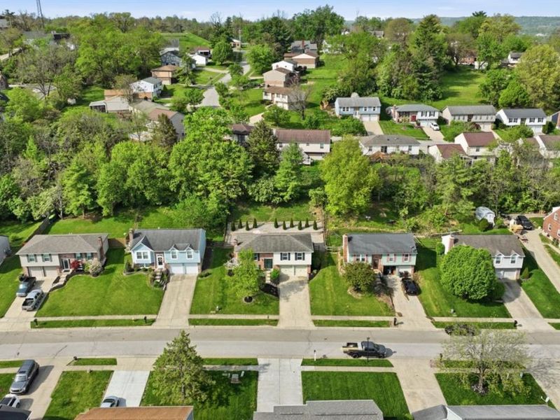 82 Orchard Knoll Drive, Reading, OH 45215 Photo 3