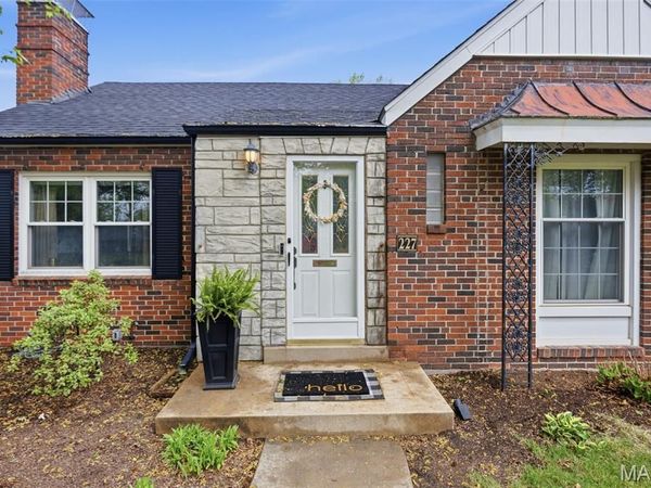 227 W Old Watson, St Louis, MO 63119