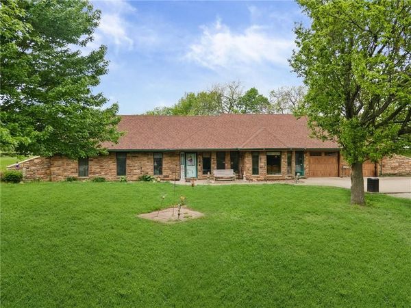 4021 Country Squire Road, Oak Grove, MO 64075
