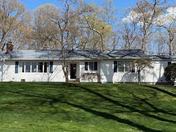 8 Roundabout Road , Smithtown, NY 11787