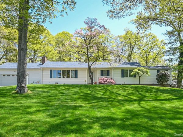 8 Roundabout Road, Smithtown, NY 11787