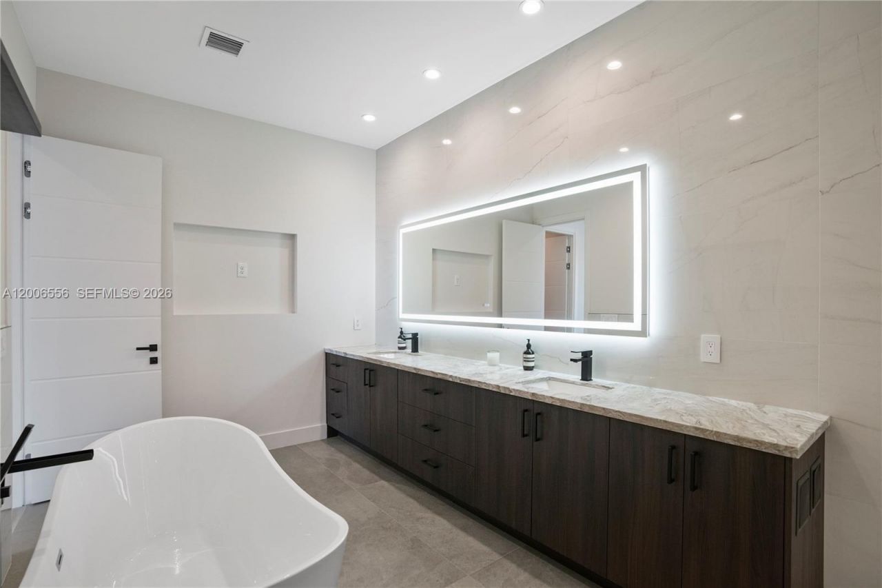739 NE 17th Way, Fort Lauderdale, FL 33304 Photo