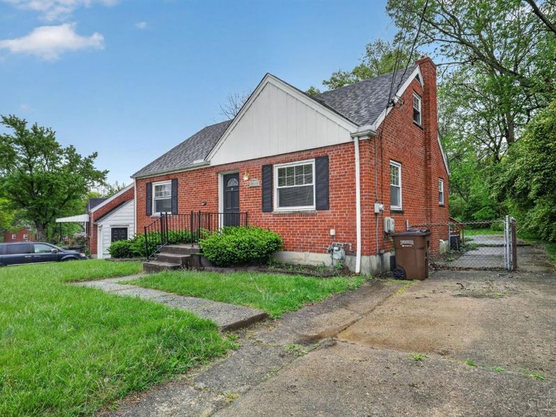 1149 Madeleine Circle, Springfield Twp., OH 45231 Photo 2