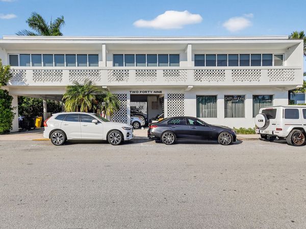 249 Peruvian Avenue, Unit 1811, Palm Beach, FL 33480