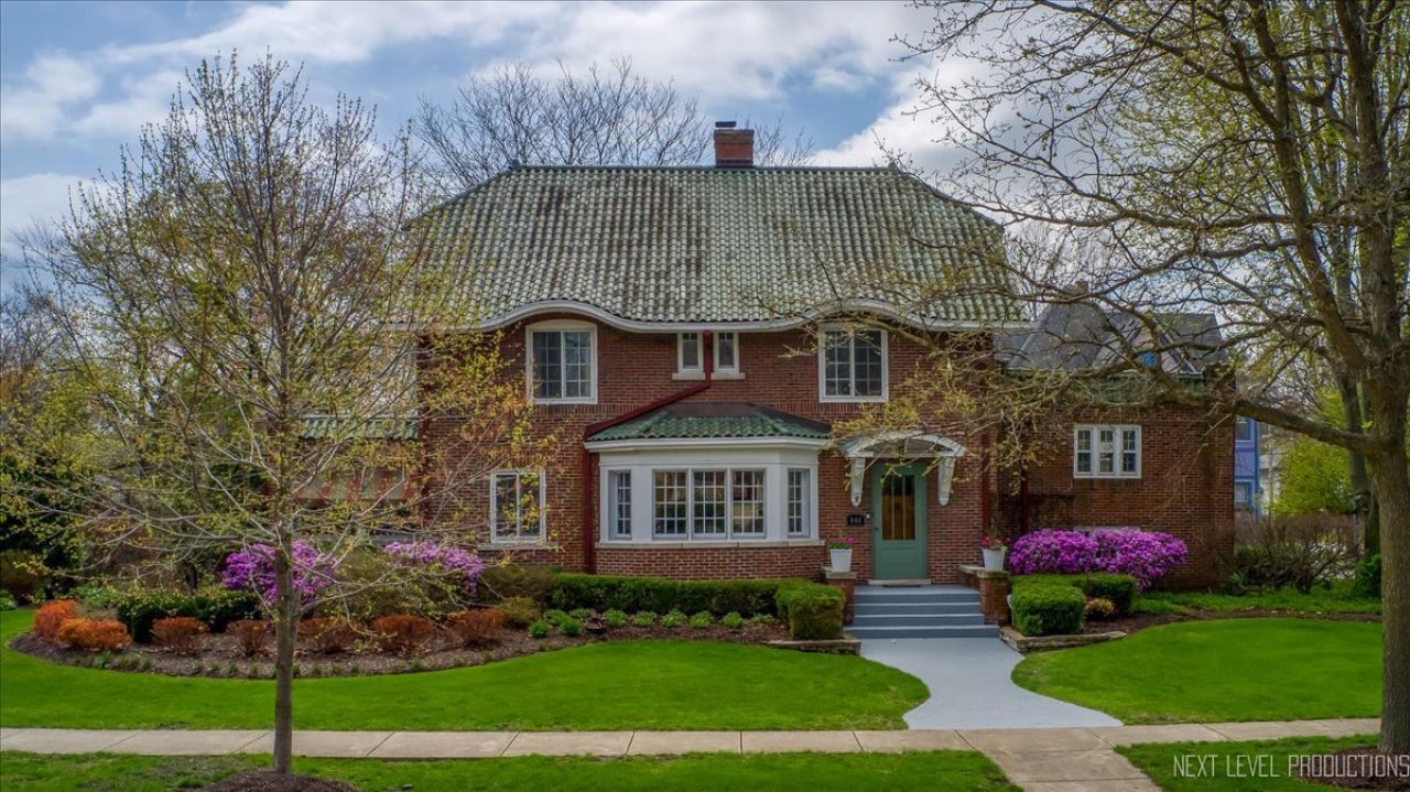 846 W Downer Place , Aurora, IL 60506