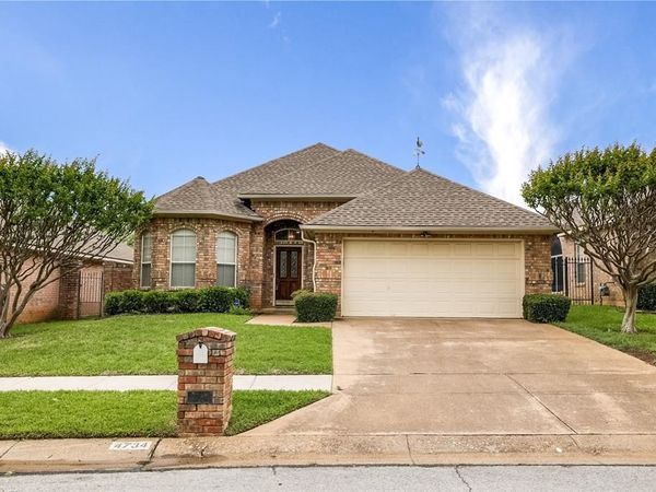 4734 Village Oak Drive, Arlington, TX 76017