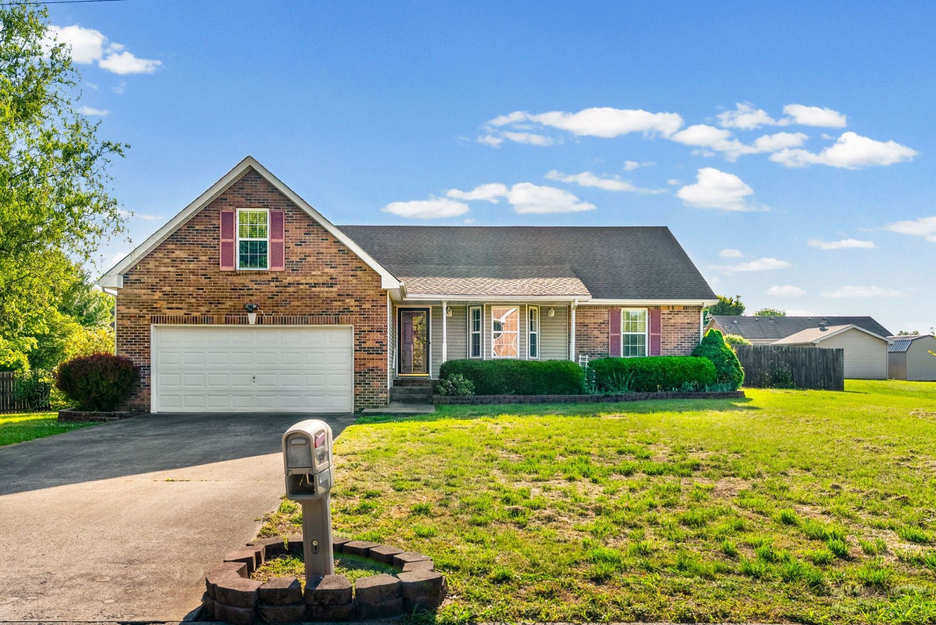 1327 Ambleside Dr, Clarksville, TN 37040 Main Photo