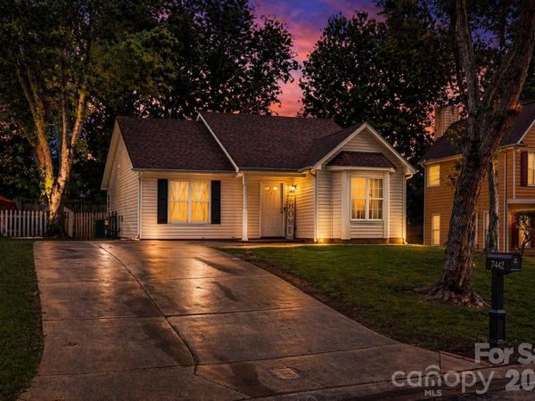 7442 Crestside Lane , Charlotte, NC 28227