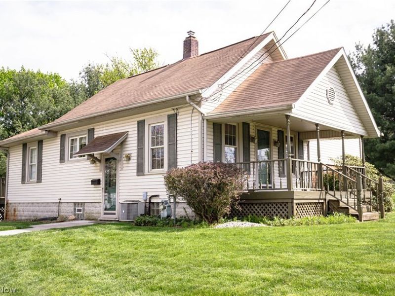 518 Hoover Place SE, Hartville, OH 44632 Photo 2